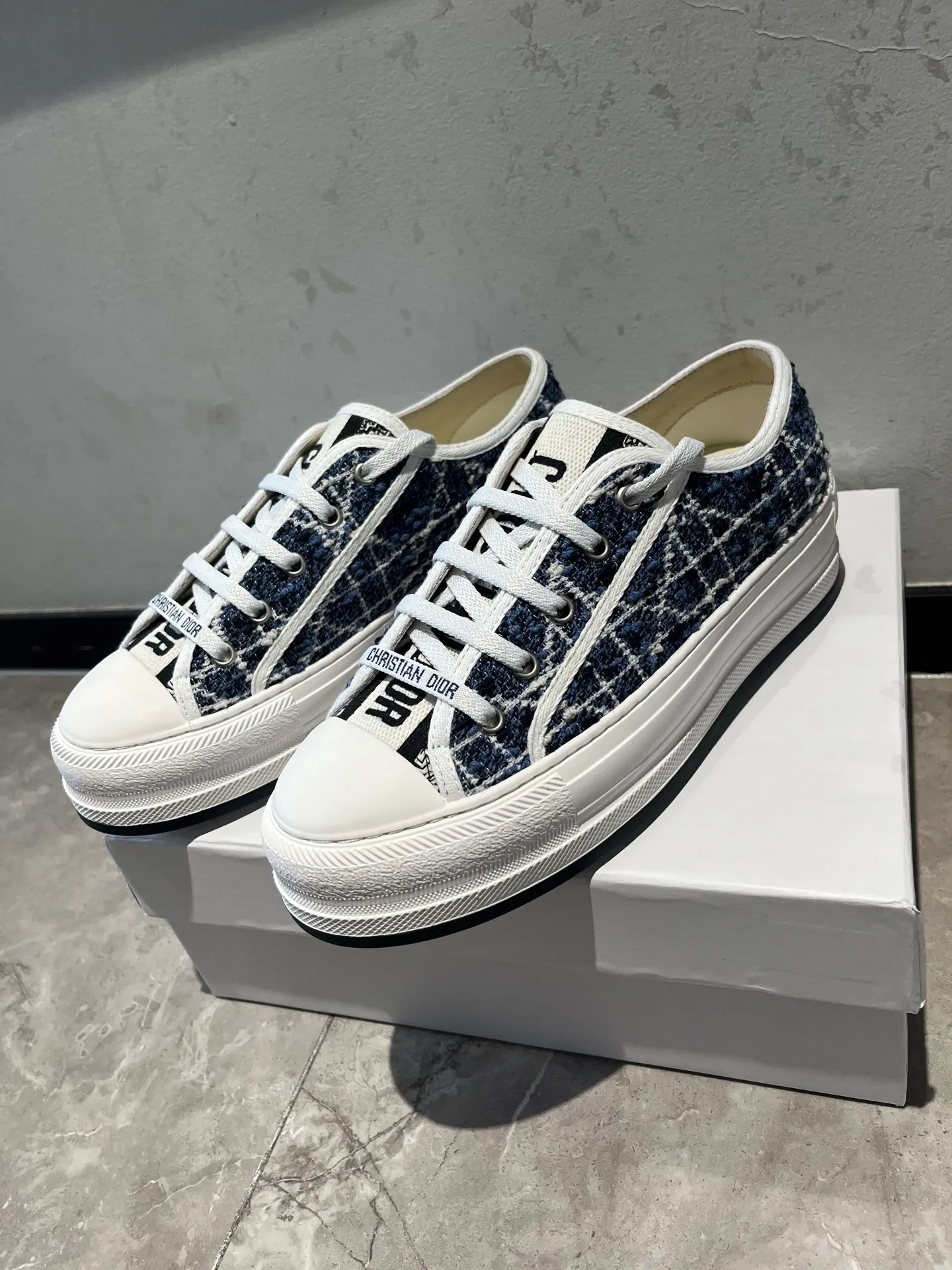 👟👟Ex-factory price 520👟👟 Walk‘n’Dior embroidered mid-top casual shoes are new in 2025. On the fashion stage, Dior embroidered shoes are the well-deserved protagonist. Delicate stitching is used on the upper, every stitch is devoted to the craftsman's efforts, and every thread is woven with artistic poetry. From complex floral patterns to smart geometric textures, embroidery is like the magic that gives shoes life, allowing them to show dynamic beauty even in static conditions.   Wearing Dior embroidered shoes feels like stepping into a dream world full of art. It is not only a pair of shoes, but also a walking piece of art that perfectly integrates fashion and culture. Whether you are strolling on the bustling city streets or attending important social occasions, Dior embroidered shoes can add unique charm to your style and become the focus of everyone's attention.   Choosing Dior embroidered shoes means choosing a persistent pursuit of quality and a unique understanding of fashion. Let it accompany you through every wonderful moment and leave your own fashion mark.  Material: Sheepskin lining, feet, silk cowhide, size 35-41, heel height 5cm